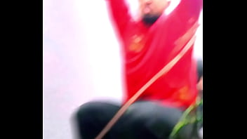 Safadinha senta no pau duro do macho no sofá até gemer alto