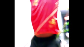 Safadinha senta no pau duro do macho no sofá até gemer alto