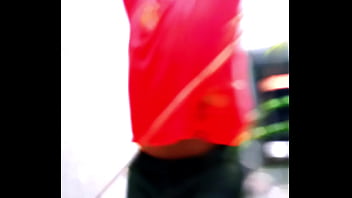 Safadinha senta no pau duro do macho no sofá até gemer alto