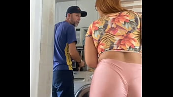 Casada se exibindo com o marido perto