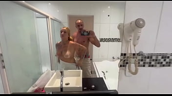 Loira linda tenta fugir da rola quando tentei colocar no cuzinho dela