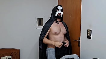 Fui buscar minha namorada para a festa do halloween mas acabei pegando minha sogra no banho e acabei comendo seu rabão