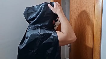 Fui buscar minha namorada para a festa do halloween mas acabei pegando minha sogra no banho e acabei comendo seu rabão