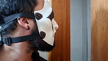 Fui buscar minha namorada para a festa do halloween mas acabei pegando minha sogra no banho e acabei comendo seu rabão