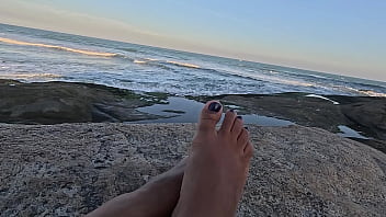 Fetiche por pés na praia solinhas deliciosas exibidas em público para amantes podólatras