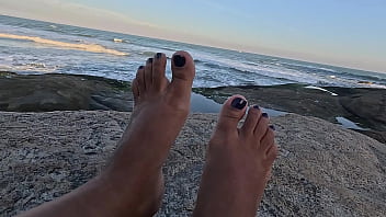 Fetiche por pés na praia solinhas deliciosas exibidas em público para amantes podólatras
