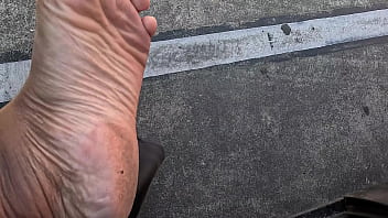 Fetiche por pés na praia solinhas deliciosas exibidas em público para amantes podólatras