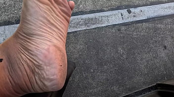 Fetiche por pés na praia solinhas deliciosas exibidas em público para amantes podólatras