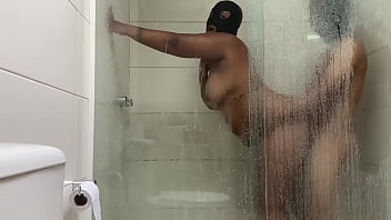 Mulata safada toda gostosa da para novinho no banho