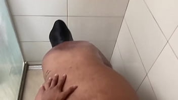 Mulata safada toda gostosa da para novinho no banho