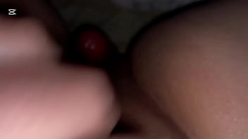 Latina en tanga violeta corrida se frota el clítoris con dildo de empuje