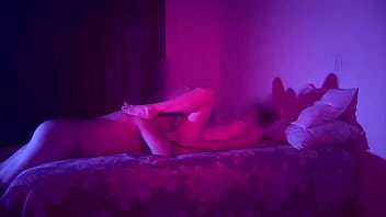 Esposa Desnuda En La Cama Jugando Con Amigo Y Esposo Los Graba thumbnail