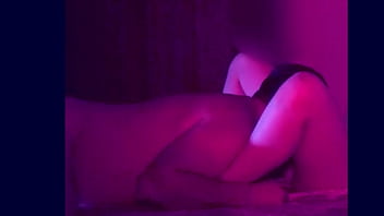 Esposa desnuda en la cama jugando con amigo y esposo los graba