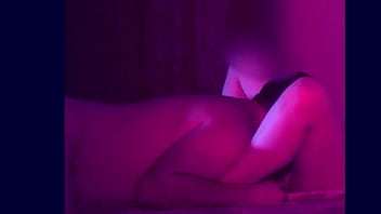 Esposa desnuda en la cama jugando con amigo y esposo los graba