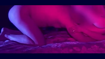 Esposa desnuda en la cama jugando con amigo y esposo los graba