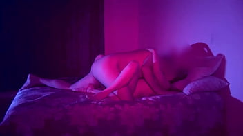 Esposa desnuda en la cama jugando con amigo y esposo los graba