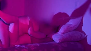 Esposa desnuda en la cama jugando con amigo y esposo los graba