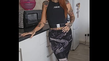 Pee desperation in my leggings Pee desperation in my leggings