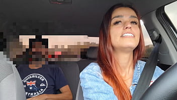 Motorista de app pega passageiro se masturbando por trás e deu pra ele no carro