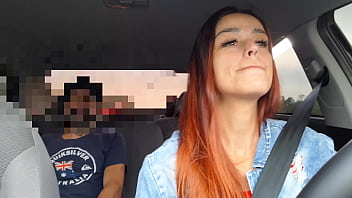 Motorista de app pega passageiro se masturbando por trás e deu pra ele no carro