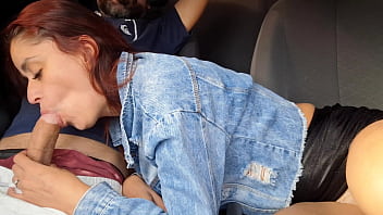 Motorista de app pega passageiro se masturbando por trás e deu pra ele no carro