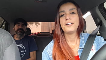 Motorista de app pega passageiro se masturbando por trás e deu pra ele no carro