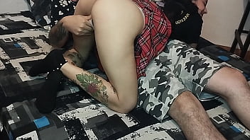 Chica sumisa y ardiente es follada por su hermanastro mientras estaban solos en casa