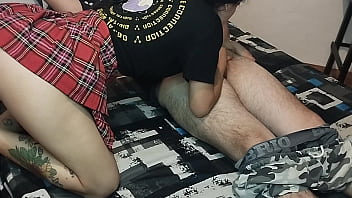 Chica sumisa y ardiente es follada por su hermanastro mientras estaban solos en casa