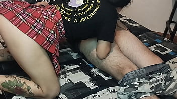 Chica sumisa y ardiente es follada por su hermanastro mientras estaban solos en casa