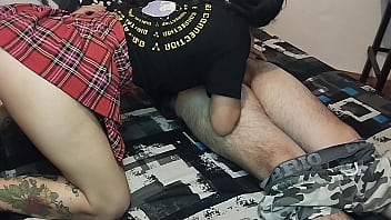 Chica sumisa y ardiente es follada por su hermanastro mientras estaban solos en casa