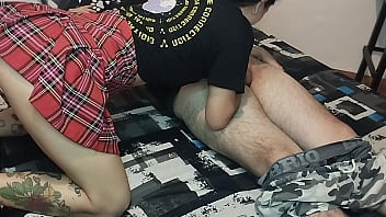 Chica sumisa y ardiente es follada por su hermanastro mientras estaban solos en casa