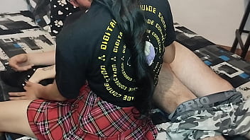 Chica sumisa y ardiente es follada por su hermanastro mientras estaban solos en casa