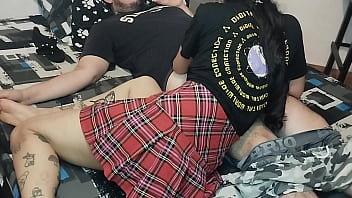 Chica sumisa y ardiente es follada por su hermanastro mientras estaban solos en casa