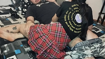 Chica sumisa y ardiente es follada por su hermanastro mientras estaban solos en casa