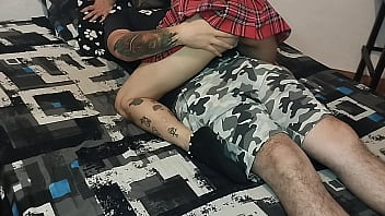 Chica sumisa y ardiente es follada por su hermanastro mientras estaban solos en casa