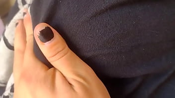 Cómo me encanta apretarle los pezones a mi yumi