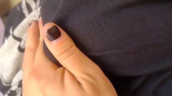 Cómo me encanta apretarle los pezones a mi yumi