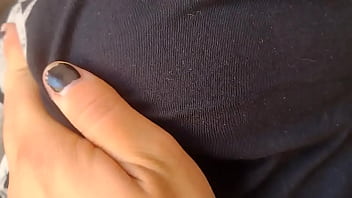 Cómo me encanta apretarle los pezones a mi yumi