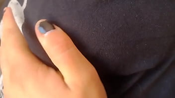 Cómo me encanta apretarle los pezones a mi yumi