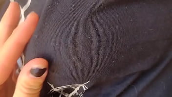 Cómo me encanta apretarle los pezones a mi yumi