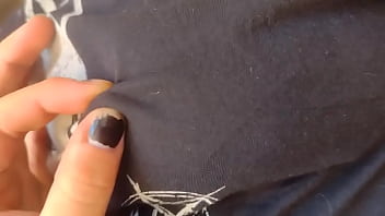 Cómo me encanta apretarle los pezones a mi yumi