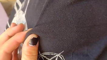 Cómo me encanta apretarle los pezones a mi yumi