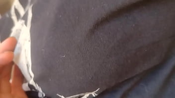 Cómo me encanta apretarle los pezones a mi yumi