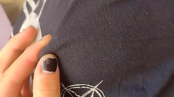 Cómo me encanta apretarle los pezones a mi yumi