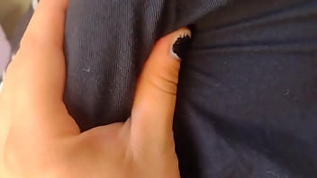 Cómo me encanta apretarle los pezones a mi yumi