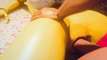 Toy chica loves free moments