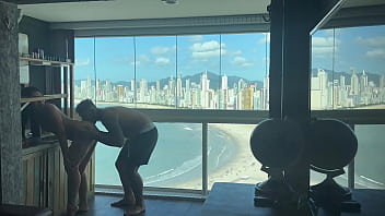 Milionário me chamou pra conhecer seu duplex e claro que fodi gostoso com aquele gostoso