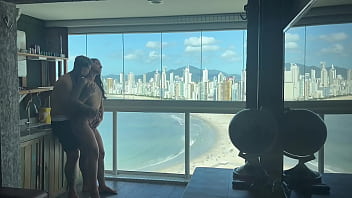 Milionário me chamou pra conhecer seu duplex e claro que fodi gostoso com aquele gostoso