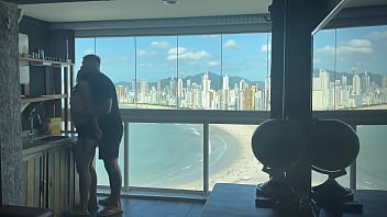 Milionário me chamou pra conhecer seu duplex e claro que fodi gostoso com aquele gostoso