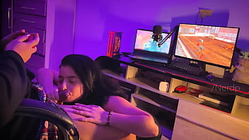 Minha amiga me viu jogando e tentou me distrair pedindo pra eu comer ela e gozar no rostinho dela